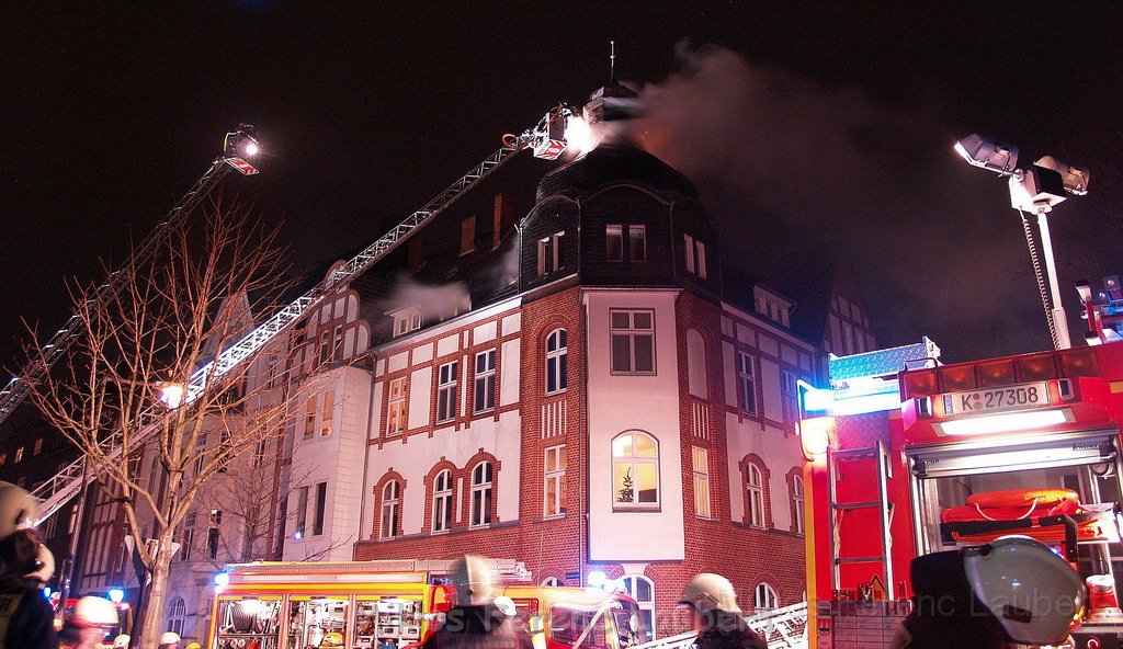Feuer 3 Dachstuhlbrand Koeln Muelheim Gluecksburgstr P033.JPG